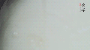 將浸泡了30分鐘的米放入電飯煲中，在水中加入半勺油。