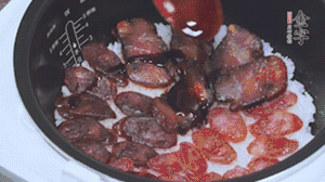 關上蓋子繼續燜煮20分鐘淋上醬汁。