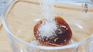 合上蓋子，啟動電源煮飯。期間混合好調味汁。