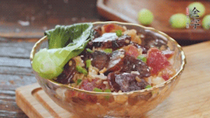 期間用開水燙熟青菜，煎好荷包蛋~ （懶人可忽略此步）