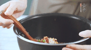 揭開鍋蓋，放上青菜，荷包蛋，就可以吃了。