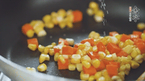 胡蘿卜、玉米洗凈后，處理成粒，加鹽簡單炒制。