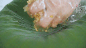 將食材混合好鋪到新鮮荷葉上。（可以加點水）