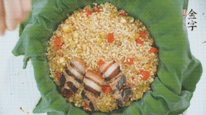 擺上金字醬肉，妥帖包裹好上鍋蒸。