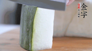 冬瓜去瓤去皮，切小塊。