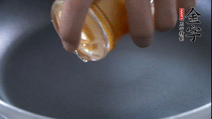 植物油入鍋，翻炒冬瓜。