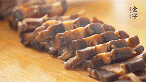 金字醬肉切片。