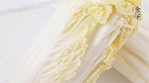 娃娃菜洗凈，對半切。