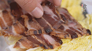 依次擺放娃娃菜和醬肉。