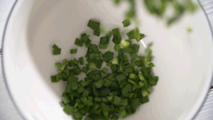 韭菜洗凈，切粒。