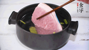 整塊豬肉，加蔥、姜片、料酒焯水。
