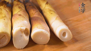 春筍剝?nèi)ネ鈿ぃ谐蓾L刀塊。