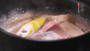 火肉、豬肉加料酒、清水大火煮開后，加入春筍小火慢燉40分鐘，出鍋前撒蔥花即可。