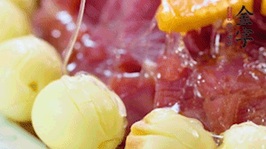 出鍋前10分鐘淋上蜂蜜，倒扣出來撒上桂花，擺上胡蘿卜裝飾即可。