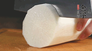 白蘿卜去皮切塊，豆芽洗凈。