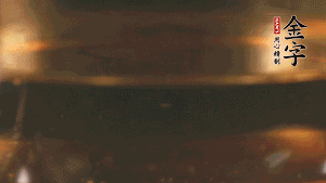 冷水下鍋，加入牛仔骨、姜片焯水備用。