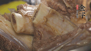 鍋中加熱適量油，加入姜和牛仔骨炒至外表呈金棕色。