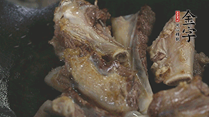 加入白蘿卜、料酒、水、火腿煮40分鐘。