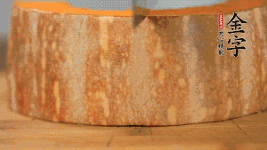 南瓜去皮洗凈后，切成規(guī)則的長(zhǎng)方形。