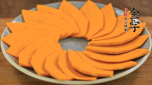 秋葵、南瓜交叉擺在盤中，然后香腸片置于上面，擺成花環(huán)狀。