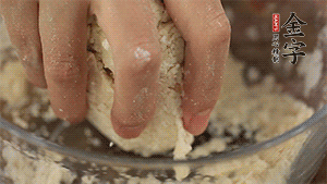 揉勻成光滑的面團后，醒發半小時。