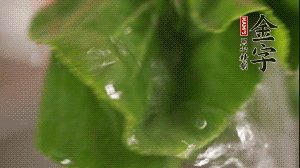 小青菜從根部掰開，分別洗凈。