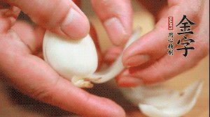 鮮百合花瓣剝成片。