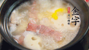 出鍋前加適量鹽調(diào)味，撒香菜點綴就可以啦。