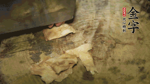 加適量溫水淹沒食材，大火燉至水沸后再小火慢燉1小時，出鍋前10分鐘加枸杞。（焯過水后的豬蹄不應再用涼水，用溫水燉煮更容易軟爛。也可以用高壓鍋或者有煲湯功能的電飯煲，省時又便于入味。）