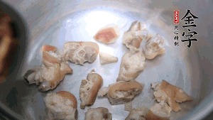 煎至兩面略金黃時(shí)，加適量熱水燉至奶白。