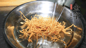 蟲草花用涼水浸泡10分鐘，干香菇溫水泡發至軟去蒂備用。蓮子、紅棗也可一同清洗干凈。