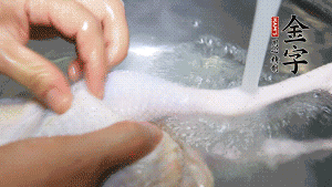 土雞處理干凈。（如果買不到土雞，一般的雞也是可以的，不過需要汆水。溫水下鍋汆燙7分鐘左右，汆燙時需要適時翻動。汆燙雞肉是為了去掉生腥味，也是一次徹底清潔的過程，可以使燉出的湯清爽而不渾濁，鮮香而無異味）