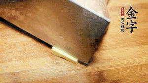 將雞、生姜片、火腿片放入砂鍋中，注入清水淹沒雞身。（燉湯最適宜冷水下鍋，隨著水溫的慢慢升高，原料會充分釋放出營養。）