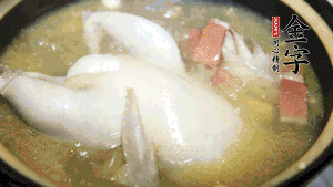 煮沸時加入蟲草花、香菇、紅棗，以料酒調味繼續小火燉煮1小時左右。