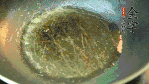 熱油起鍋，依次放入胡蘿卜粒、青椒粒、洋蔥粒煸炒均勻。