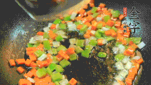 以耗油、料酒調味，加適量清水燜煮。