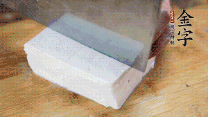 豆腐切成小塊，臘肉切成薄片，辣椒切成小圈。