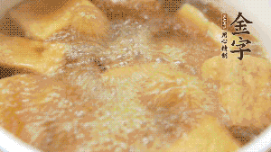 另起一個湯鍋，倒入適量清水，加入炸好的豆腐塊。待水沸騰后，加入臘肉，用生抽、料酒、火腿高湯調(diào)味。燉煮至臘肉熟透，加辣椒圈增加點辣味。（調(diào)料可以根據(jù)個人口味適當(dāng)調(diào)整，火腿高湯能夠讓湯汁更加層次豐富。）