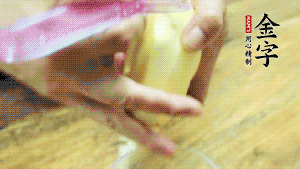 將食材洗凈，茄子、土豆切滾刀塊。