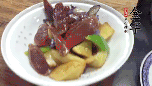 加少量生抽、鹽、糖、雞精調(diào)味，炒熟出鍋即可。