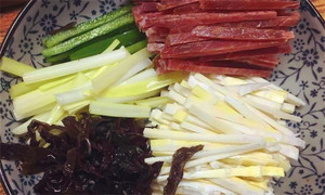 黑木耳泡發(fā)，黑木耳、韭黃、雷筍、青椒切成絲。