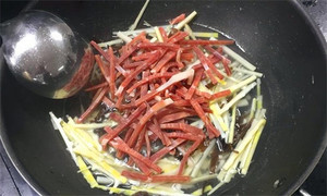 火腿絲、筍絲、黑木耳絲汆水后，瀝干。
