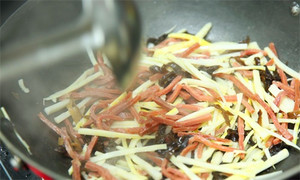 起油鍋，蒜茸煸香，倒入所有食材，加料酒翻炒至熟即可。