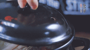 大火煮沸后，小火慢燉1～1.5個(gè)小時(shí)。