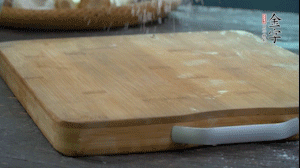 【面皮】3.案板撒點糯米粉，將面團搓成均勻的小團子。