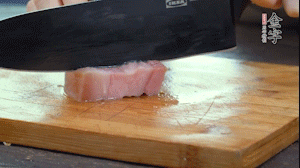 【餡料】1.金字淡咸肉加姜片料酒焯水，春筍焯水后切成小丁。