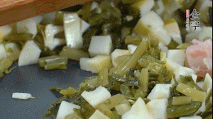 【餡料】2.鍋中油8成熱時，依次放入春筍、雪菜、淡咸肉，翻炒出香味。