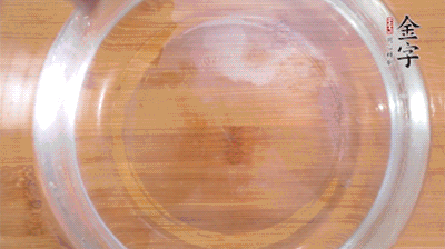 金字火腿切小片，浸泡5分鐘。