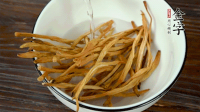 黃花菜、香菇提前泡發。黃花菜去掉硬頭，香菇切片。