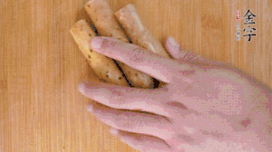 山藥去皮切斜刀塊，毛豆去外殼去膜，姜切片。